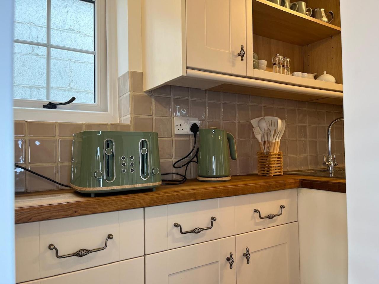 One Jubilee Cottages Shugborough Екстериор снимка
